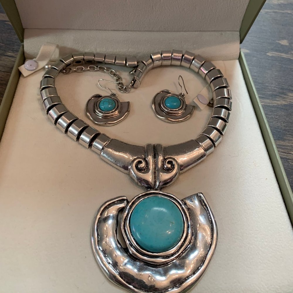 Turquoise Choker w/ ear rings - Costume